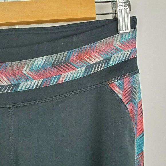 Fabletics Camacan Crop S Capri Yoga Athletic Pants Leggings Black Chevron Print - Picture 2 of 5